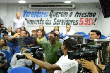 “MENOS QUE MER..” – Vereador discute com denunciante que pediu Impeachment de Nazif – VÍDEO