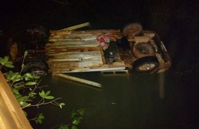 Padre morre afogado após carro cair dentro de rio em RO