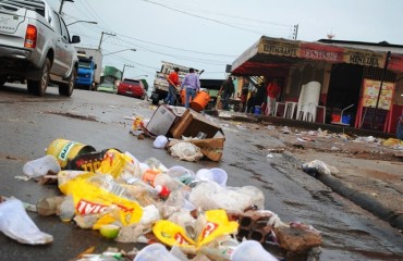 CENA DA CIDADE – Lixo de carnaval fora de época deixa ruas totalmente sujas