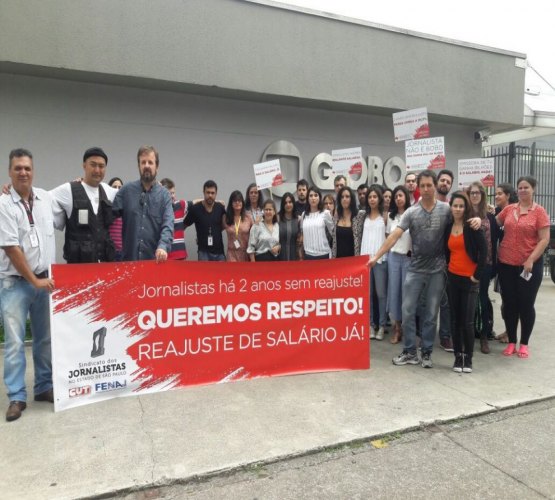 Jornalistas da Globo fazem manifestação na porta da emissora por reajuste salarial