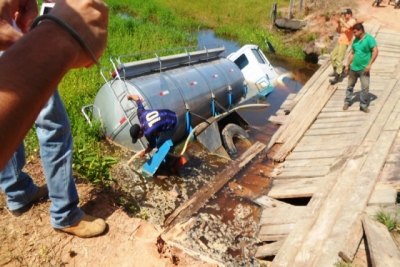 TARILÂNDIA - Ponte cede e caminhão tanque cai dentro de rio