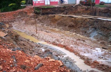 UNI ENGENHARIA - Obra de bueiro na avenida Veira Caúla é denunciada por cidadão