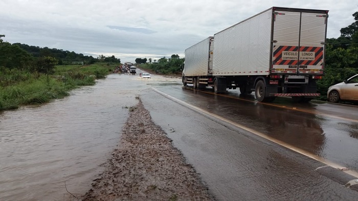 VÍDEO: Acúmulo de água na BR-364 ultrapassa o nível da rodovia