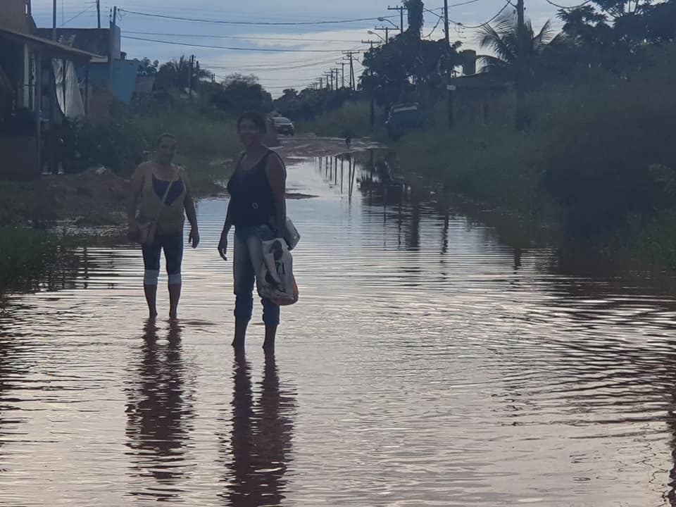 NA LAMA: Moradores da zona Leste precisam cruzar “lagoa” para sair de casa