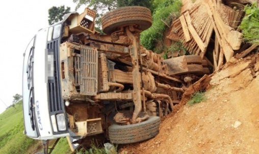 Após ponte ceder, caminhão cai dentro de córrego