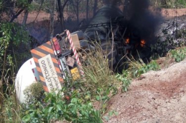 PRESIDENTE MÉDICI  - Carreta de combustível pega fogo após sair da estrada 