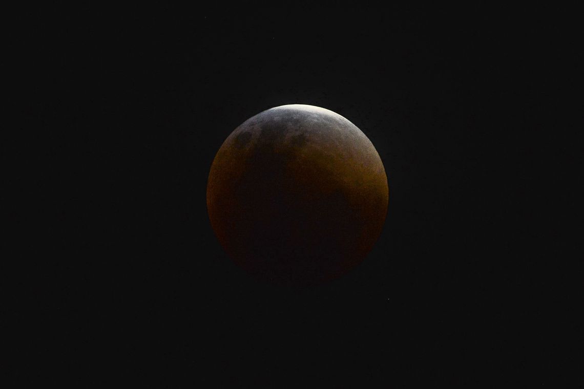 LUA DE SANGUE: Eclipse total da Lua ocorre nesta sexta-feira; veja como acompanhar