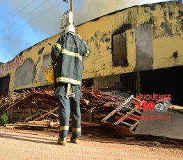 Incêndio de grandes proporções consome loja de recapagens 