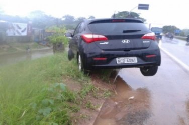 PRF encontra automóvel pendurado em ribanceira 