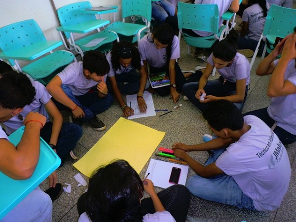 Formação e emprego resgatam adolescentes