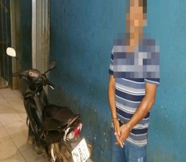 Serralheiro é preso no trabalho com moto roubada

