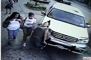 Câmera de segurança flagra carro desgovernado atingindo estudante em calçada - VÍDEO