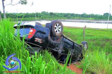 Motorista perde controle de caminhonete e capota na RO-383