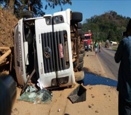 Motorista morre após caminhão tombar na BR-364