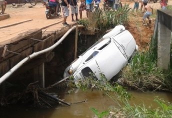 JARU – Fusca bate de frente com motocicleta e cai de ponte