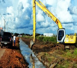 Prefeitura prioriza limpeza de canais para conter alagamentos