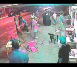 Mulher é presa após agredir e promover destruição em bar do ex-namorado 