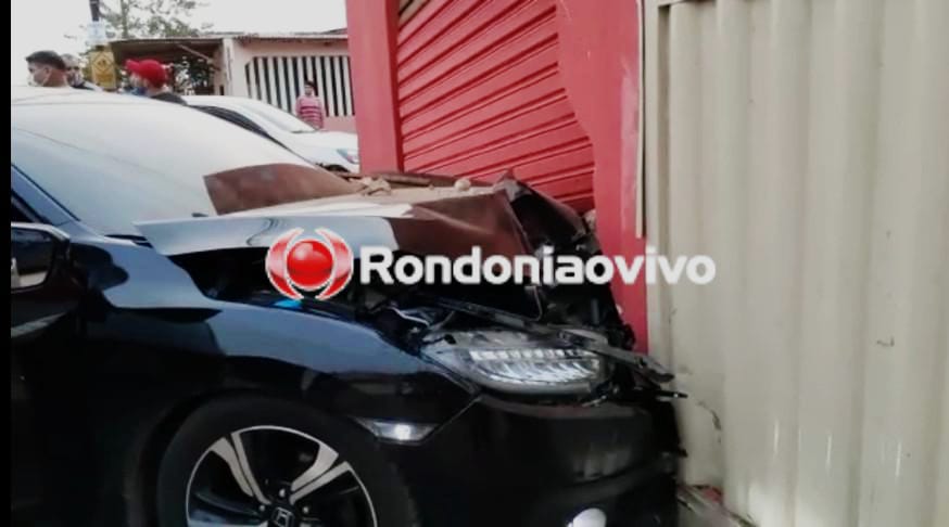 FORTE COLISÃO: Honda Civic invade residência após grave colisão e motorista causador foge