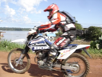 Pilotos passam no cemitério das locomotivas da E.F.M.M. durante o Enduro - Veja as fotos