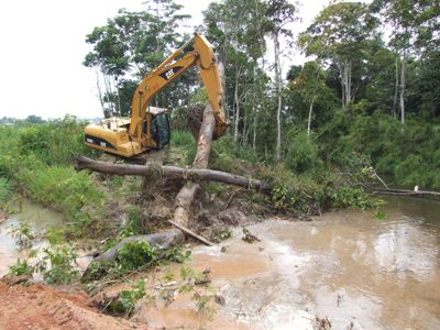 Retroescavadeira realiza manutenção da entrada do Jericódromo