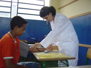 Escola leva solidariedade para famílias da agrovila