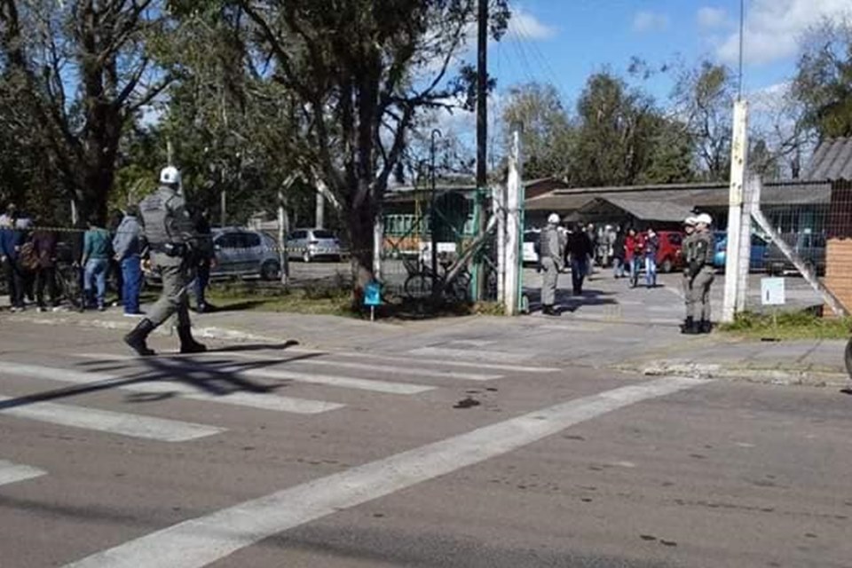 TERROR: Homem invade escola e ataca alunos com machado