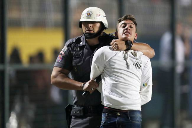 LIBERTADORES: Santos empata no Pacaembu e está fora; jogo termina em confusão