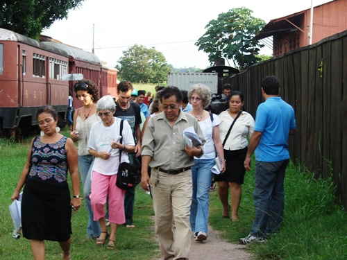 Comunidades ribeirinhas caminham pela E.F.M.M no “Chamado do Madeira”