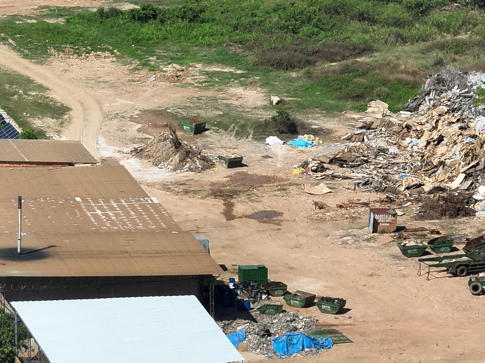 FÉTIDO: Moradores denunciam mau cheiro e acúmulo de lixo em empresa na Estrada da Areia Branca
