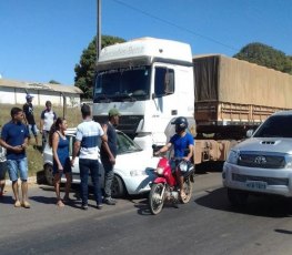 Carreta atinge veículo e o arrasta por vários metros