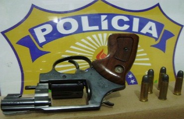 PRF flagra motorista armado