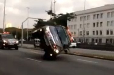 Vídeo mostra acidente com viatura da Rota no centro da capital