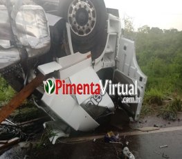 Motorista perde o controle, carreta tomba e morre na BR-364