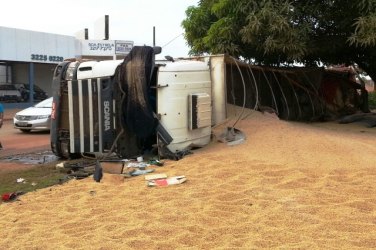 Motorista embriagado tomba carreta no Trevo do Roque