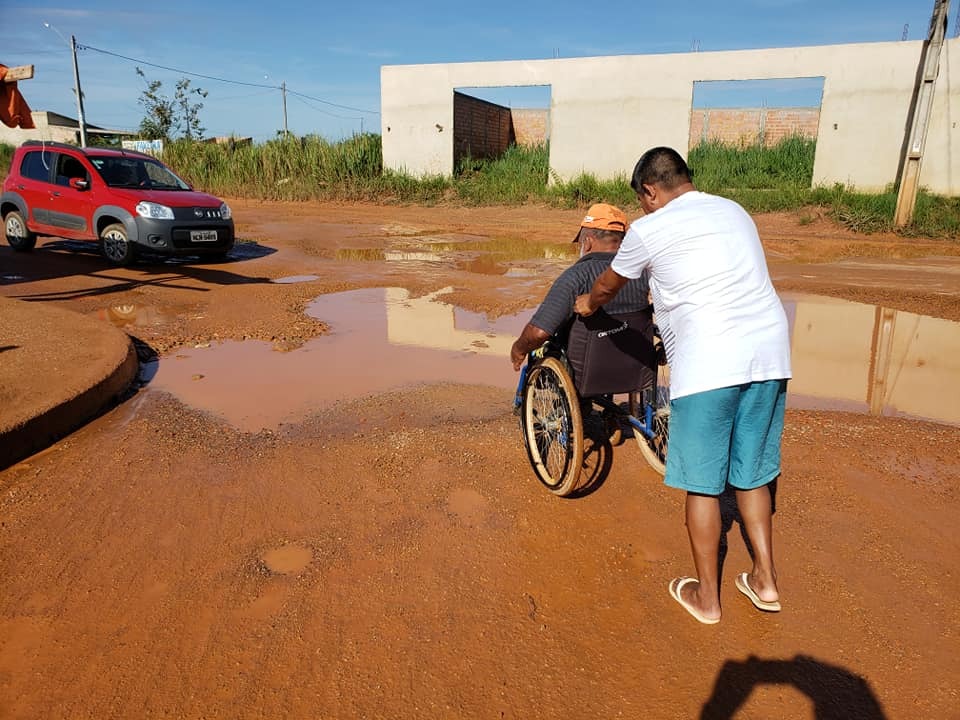 MOBILIDADE ZERO:  Cadeirante se arrisca para atravessar rua esburacada na capital