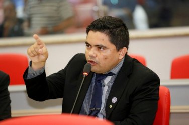 Deputado pede condições de trabalho à policiais 