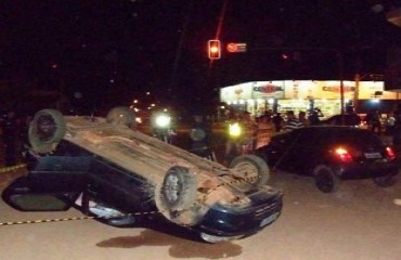 Motorista perde o controle e capota veículo em cruzamento da capital - FOTOS