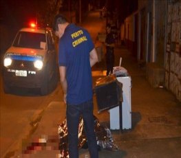 Homem é morto a facadas durante a madrugada 