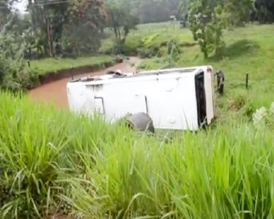 Ônibus atravessa pista e cai às margens de rio na BR-364