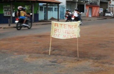 TAPA BURACO? – Moradores do bairro São Cristovão culpam SEMOB por criar diversos buracos em avenida movimentada – Fotos e vídeo 