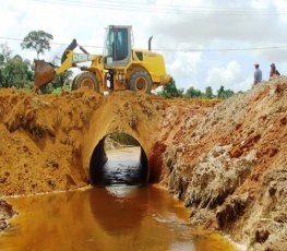 Máquinas do DER trabalham desde quarta-feira na infraestrutura do parque