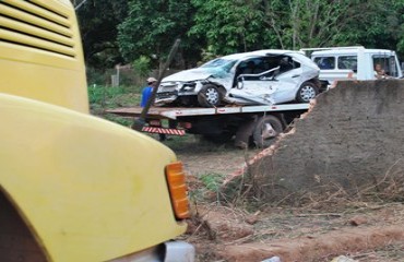 Acidente grave na Estrada da Penal quase mata motorista de Gol que bateu de frente com caminhão - Confira fotos