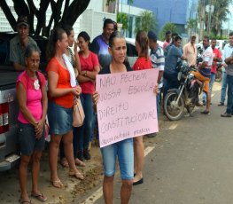 Pais e professores fazem manifestação pelo não fechamento de escola 