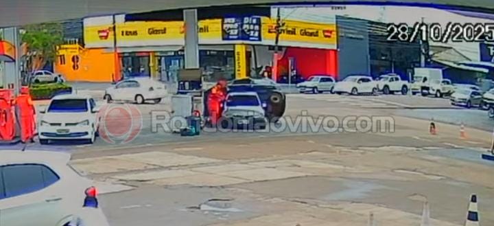 CAPOTAMENTO: Vídeo mostra carro atingindo Celta que abastecia em posto de combustíveis 