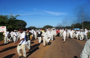 USINAS II - Veja vídeo da manifestação dos trabalhadores da usina de Santo Antônio - Fotos