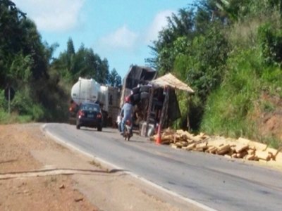 Carreta tomba na BR-364 possivelmente ao desviar de radar