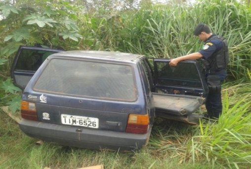 Ladrões abandonam carro após roubarem peças  