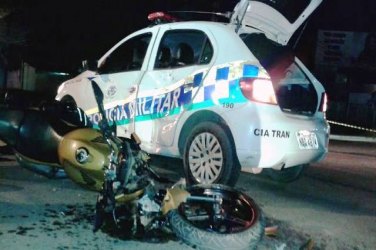 Motociclista é internado em estado grave após colisão com viatura da PM