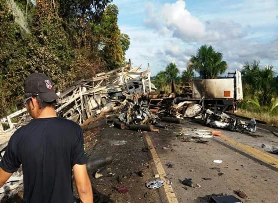 Motoristas morrem carbonizados em acidente envolvendo carretas na BR 364 em Porto Velho