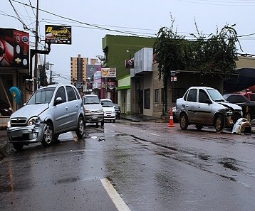 Motorista avança cruzamento e provoca acidente em via movimentada